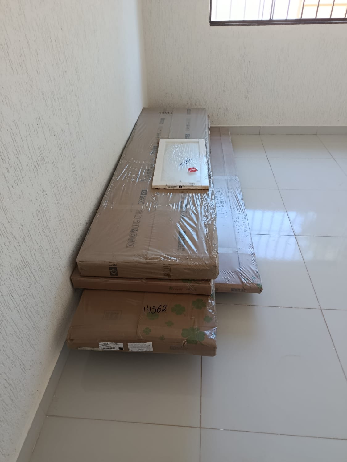 Móvel embalado, pronto para ser montado